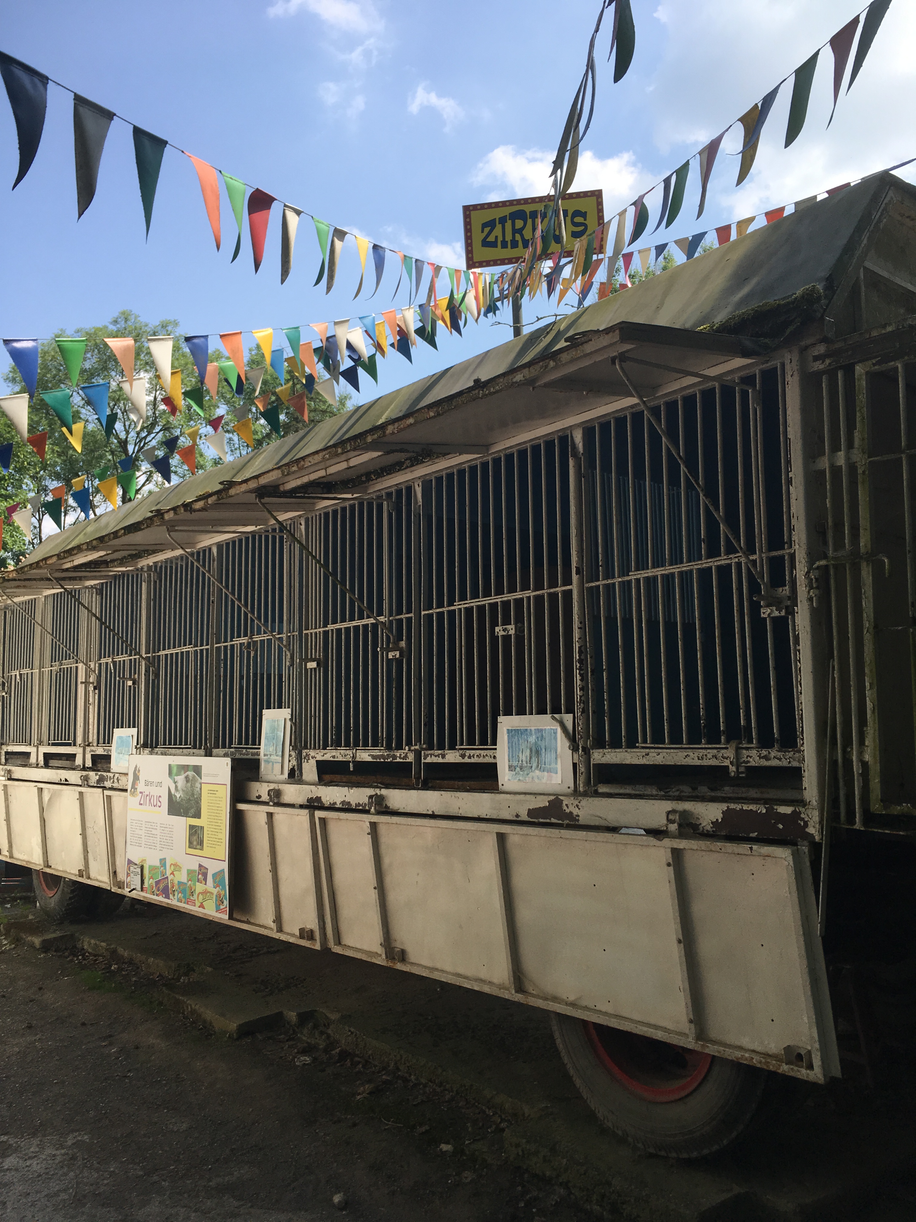 Things Helen Loves, vintage circus wagons that used to hold bears